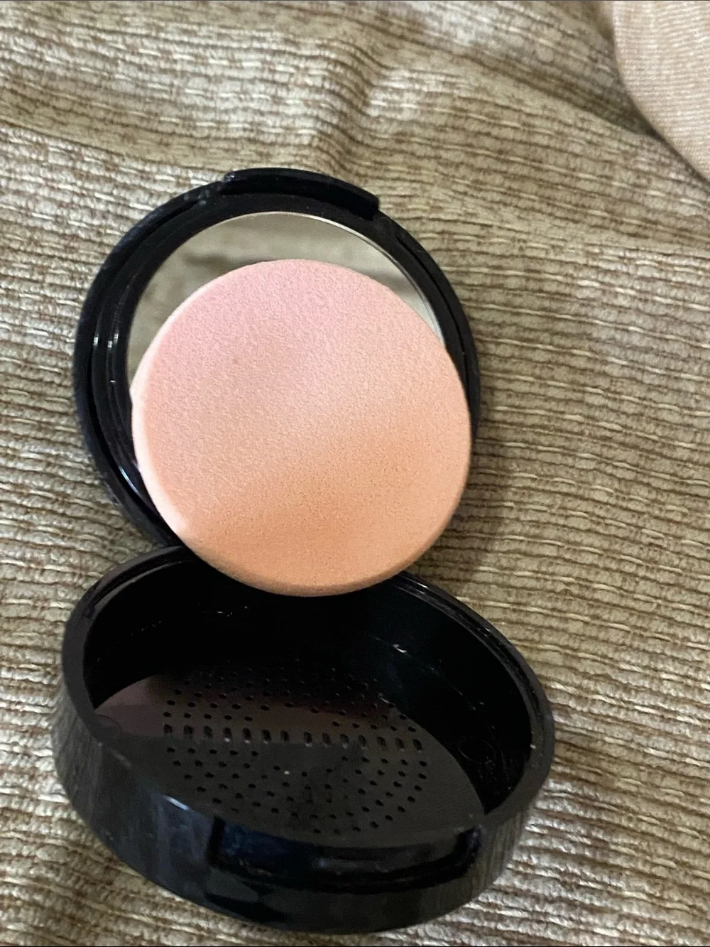 Laura Geller light beige
